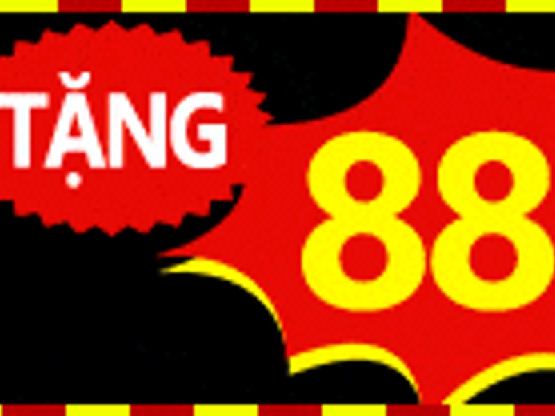 Sân bóng rổ với cầu thủ đang ném bóng