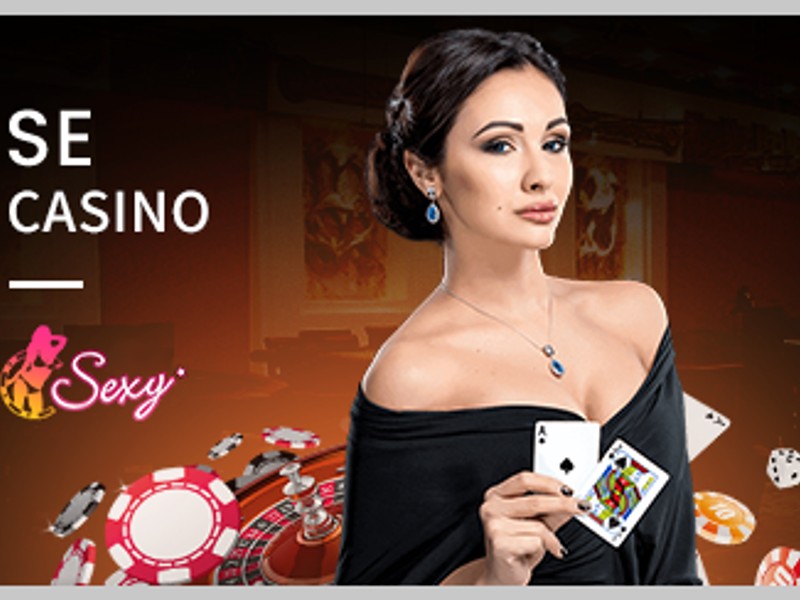 Sân tennis với vợt và bóng